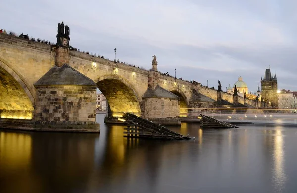 Architektura od Karlova mostu v Praze — Stock fotografie