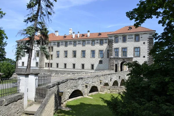 Arquitectura del castillo de Nelahozeves — Foto de Stock