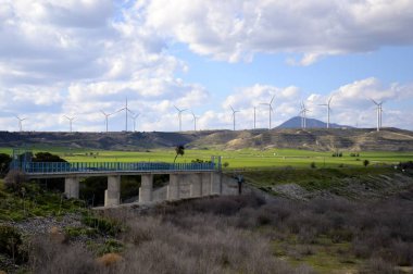 Bahar ile bulutlu gökyüzü manzara 