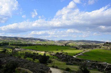 Bahar ile bulutlu gökyüzü manzara 