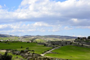 Bahar ile bulutlu gökyüzü manzara 