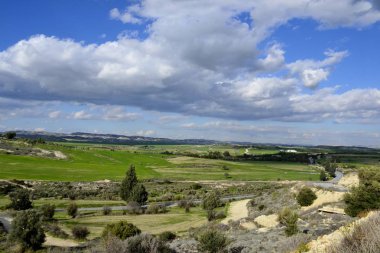 Bahar ile bulutlu gökyüzü manzara 