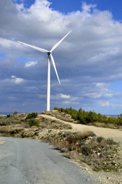İle bulutlu gökyüzü manzara ve yel değirmeni 