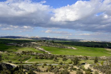 Bahar ile bulutlu gökyüzü manzara 