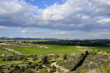 Bahar ile bulutlu gökyüzü manzara 