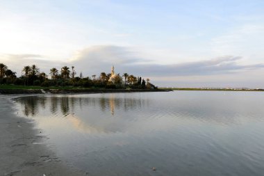 Hala Sultan Tekke mimarisi ile bulutlu gökyüzü