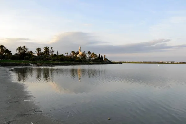 Architectuur van Hala Sultan Tekke met bewolkte hemel — Stockfoto