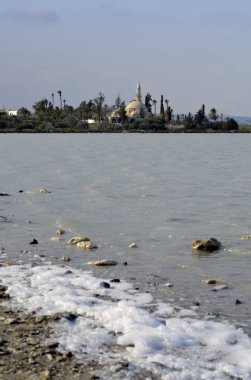 Hala Sultan Tekke mimarisi ile bulutlu gökyüzü