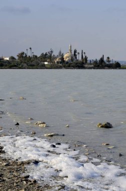 Hala Sultan Tekke mimarisi ile bulutlu gökyüzü