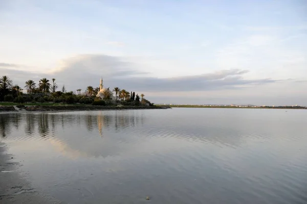 Architectuur van Hala Sultan Tekke met bewolkte hemel — Stockfoto