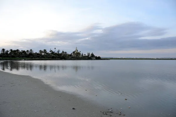 Arquitetura de Hala Sultan Tekke com céu nublado — Fotografia de Stock