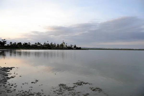 Architectuur van Hala Sultan Tekke met bewolkte hemel — Stockfoto