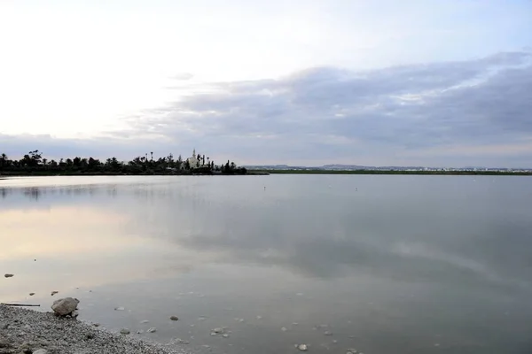 Arkitekturen av Hala Sultan Tekke med mulen himmel — Stockfoto