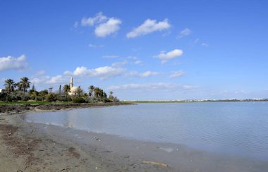 Hala Sultan Tekke mimarisi ile bulutlu gökyüzü