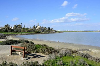 Hala Sultan Tekke mimarisi ile bulutlu gökyüzü