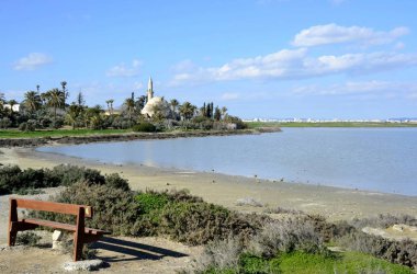 Hala Sultan Tekke mimarisi ile bulutlu gökyüzü