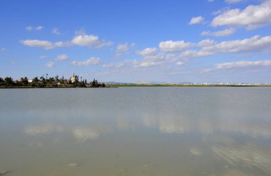 Hala Sultan Tekke mimarisi ile bulutlu gökyüzü