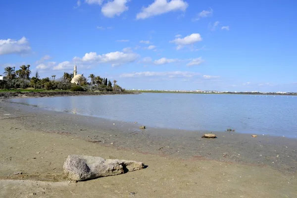 Arquitetura de Hala Sultan Tekke com céu nublado — Fotografia de Stock