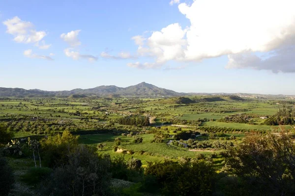 Gröna landskap med Stavrovouni berg — Stockfoto