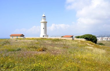 Eski deniz feneri ve Baf dan bulutlu gökyüzü 