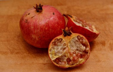 İzole yabani nar meyvelerinin detayları