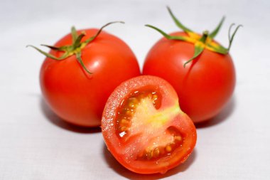 İzole kırmızı domateslerin detayları 