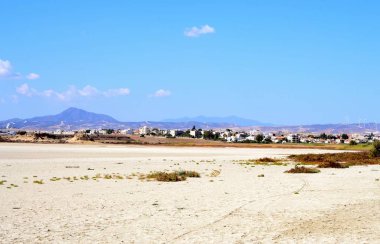 Stavrovouni dağın Tuz Gölü ve bulutlu mavi gökyüzü ile açık peyzaj 