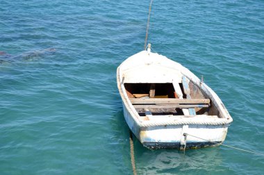 Açık bir tekne ile mavi renk ve arka plan görüntüsünü