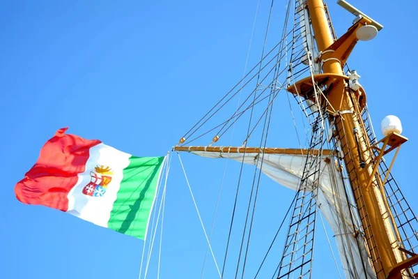 Details Der Außenseite Eines Italienischen Schiffes Mit Flagge Und Blauem — Stockfoto