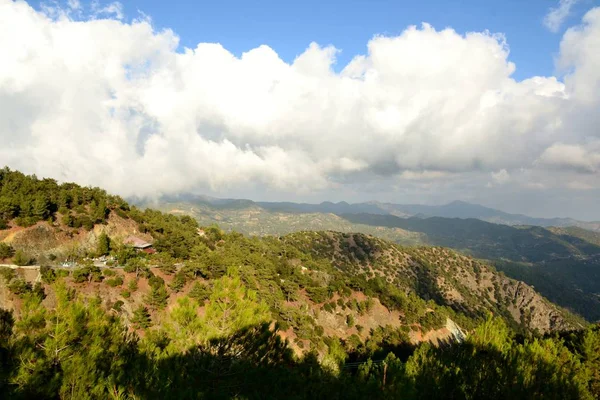 Troodos Dağları Kıbrıs Bulutlu Mavi Gökyüzü Manzara — Stok fotoğraf