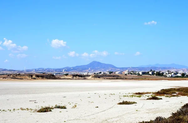 Paysage Extérieur Montagne Stavrovouni Avec Lac Salé Ciel Bleu Nuageux — Photo