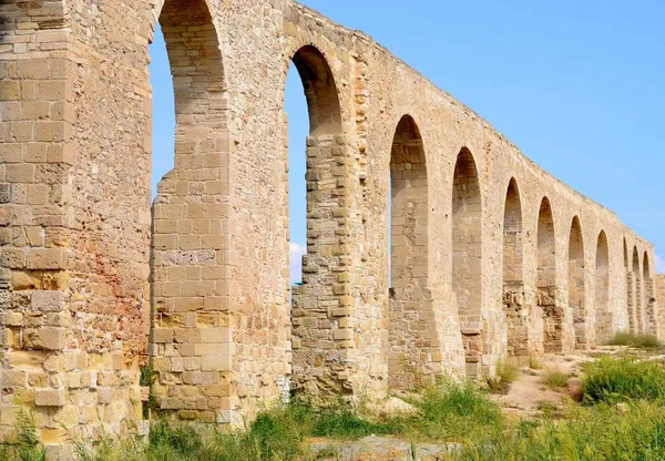 Ruinas Del Antiguo Acueducto Kamares Chipre Con Cielo Azul — Foto de Stock