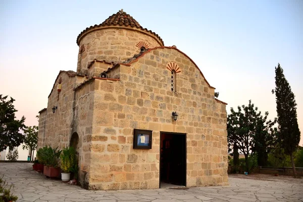 Agios Georgios Makri Chapel bulutlu mavi gökyüzü ve ağaçları ile açık dış 