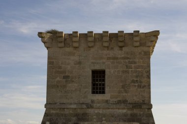Eski bir Venedik kule Kıbrıs ve bulutlu mavi gökyüzü açık mimarisi 
