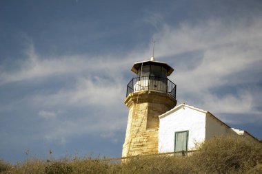 Eski bir deniz feneri Kıbrıs ve bulutlu mavi gökyüzü açık mimarisi