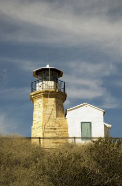 Eski bir deniz feneri Kıbrıs ve bulutlu mavi gökyüzü açık mimarisi