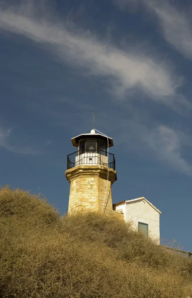 Eski bir deniz feneri Kıbrıs ve bulutlu mavi gökyüzü açık mimarisi