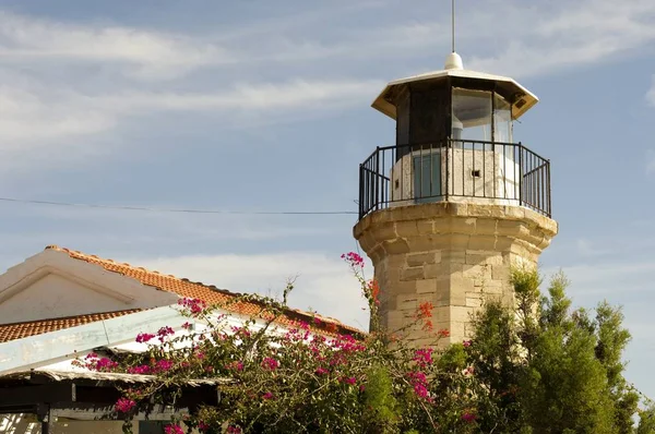 塞浦路斯古老灯塔的户外建筑和多云的蓝天 — 图库照片