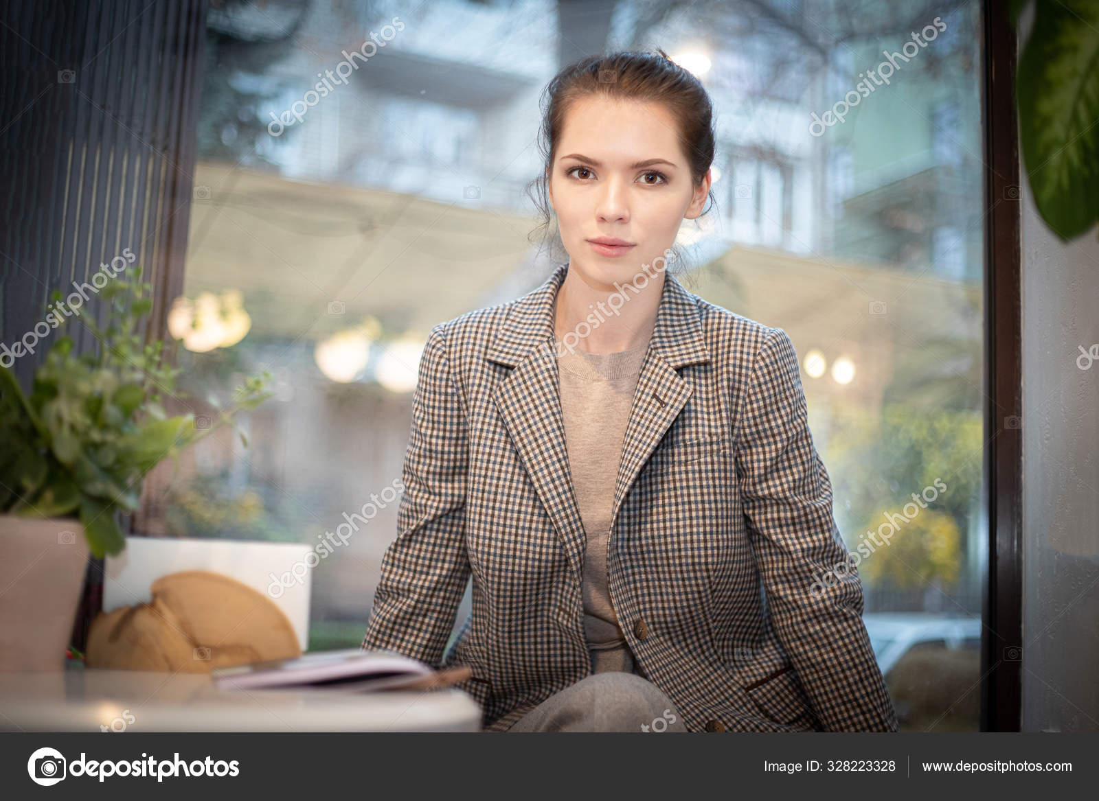 美しいセクシーな女性は灰色のスーツファッション服カジュアルスタイルかわいい顔モデルポーズブルネットの髪カフェ朝 ストック写真 C Anastasiya Rozgonuk Gmail Com