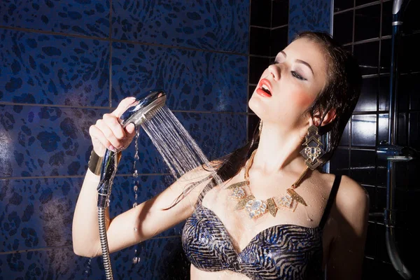 Чуттєва жінка з ідеальним тілом позує під душем, мокрим волоссям . — стокове фото