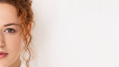 Kızıl saçlı güzel bir kadının yakın plan portresi. Kızıl saçlı kadın içeride..