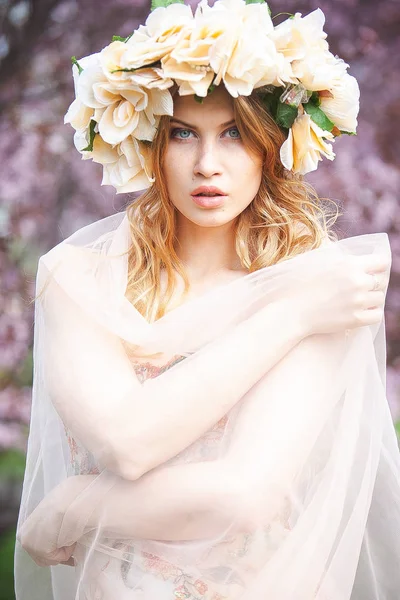 Bella donna bionda con corona di fiori in testa. Bellezza ragazza con acconciatura fiori. Ragazza in una foresta primaverile. Foto di moda — Foto Stock