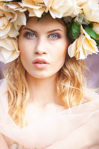 Krásná blondýnka s květinovým věncem na hlavě. Krásná dívka s květinami účes. Dívka v jarním lese. Módní fotka Royalty Free Stock Fotografie