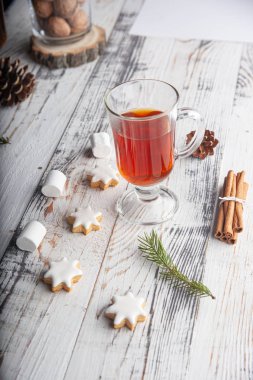 Noel sıcak içeceği - sıcak şarap, tarçın çubuğu, yıldız anason ve şenlikli Noel kurabiyeleri kırsal ahşap arka planda fotokopi alanı, üst manzara