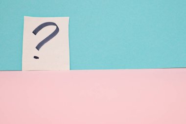 Mavi arkaplandaki beyaz posterdeki Soru İşareti metni