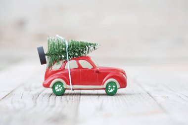 Noel ağacı ile kırmızı araba