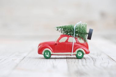 Noel ağacı ile kırmızı araba