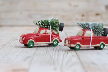 Noel ağacı ile kırmızı araba