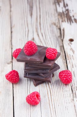 Koyu çikolata ve taze frambuaz