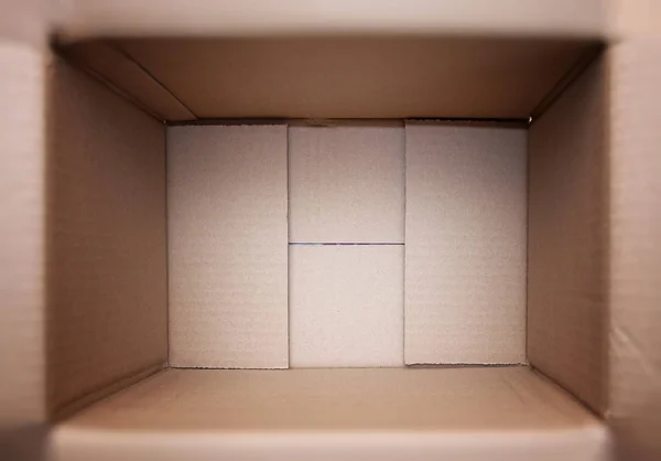 Dentro de uma caixa de embalagem de papelão — Fotografia de Stock